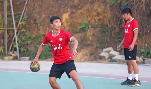 儿童如何在游戏中学习篮球技术_2