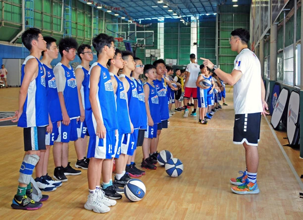 儿童如何在游戏中学习篮球技术_2